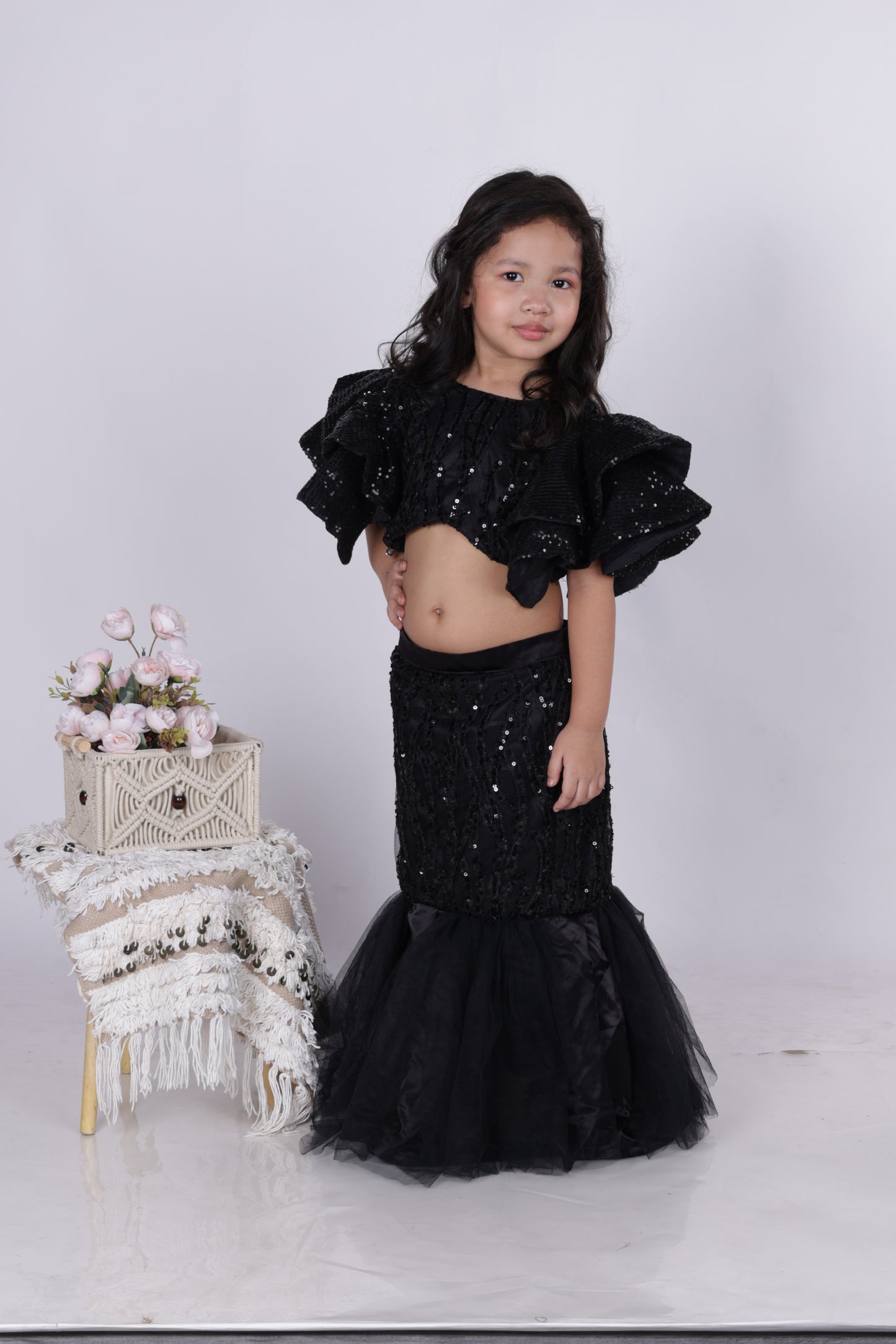 Fish-cut skirt and crop top for girls