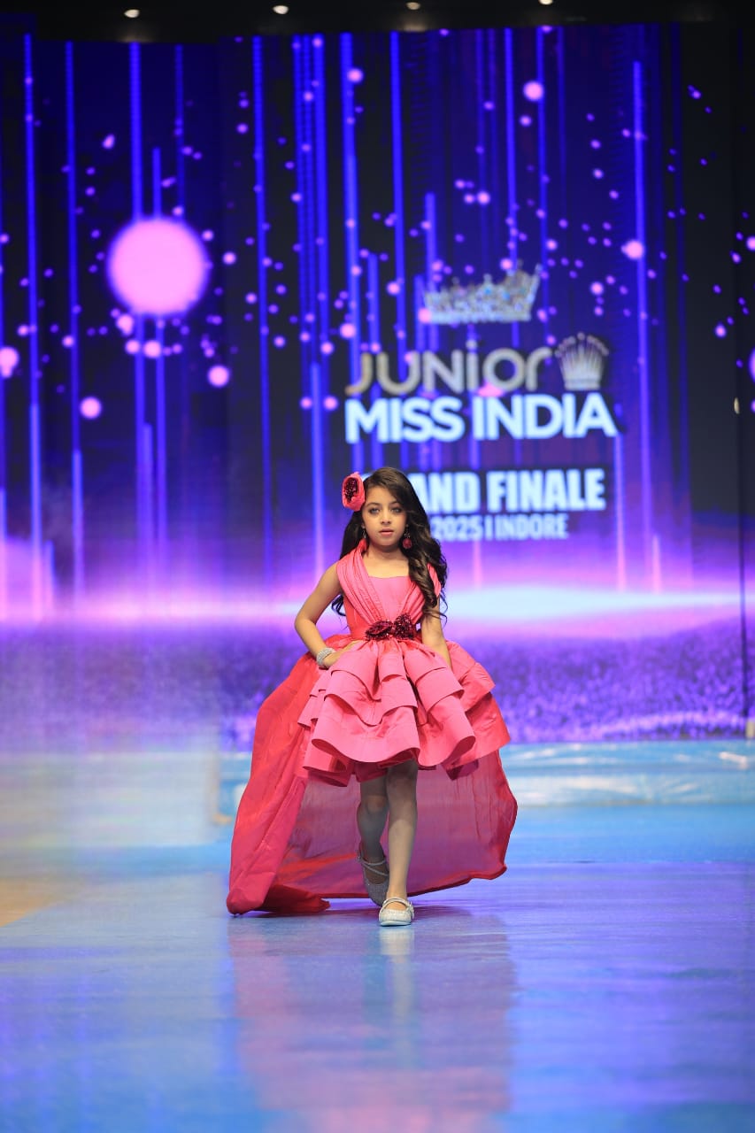 Dress for girls with trail
