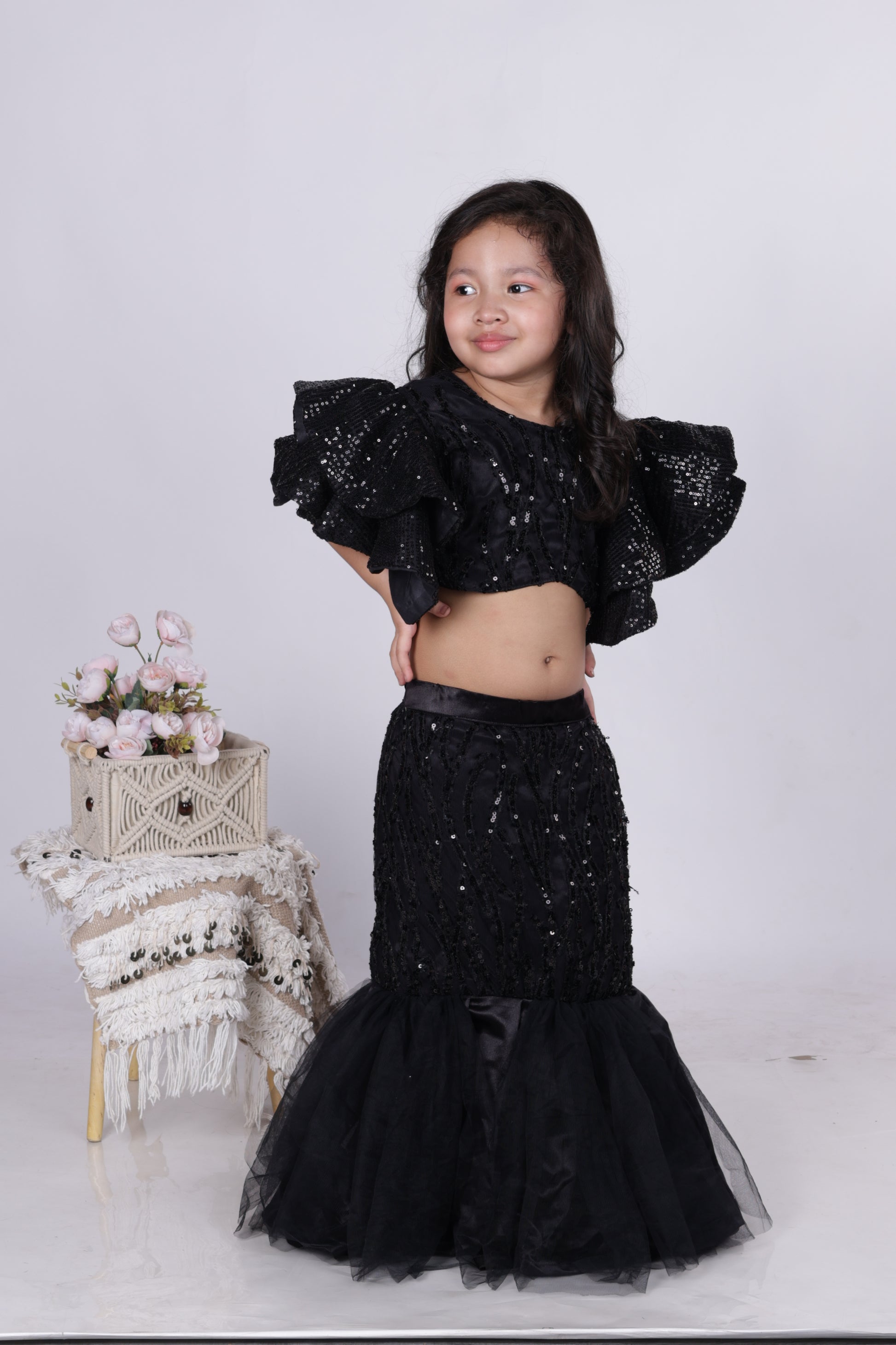 Fish-cut skirt and crop top for girls