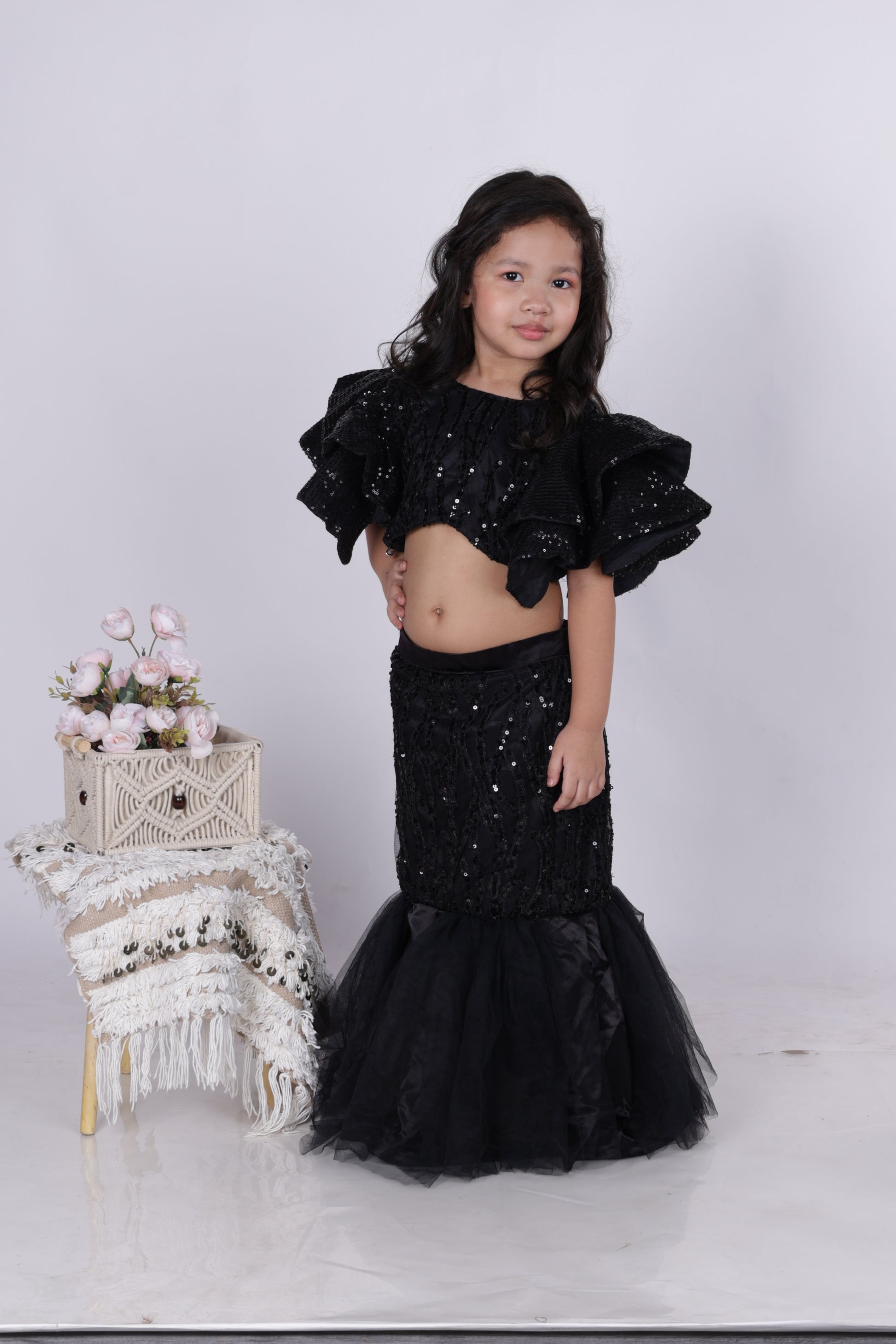 Fish-cut skirt and crop top for girls