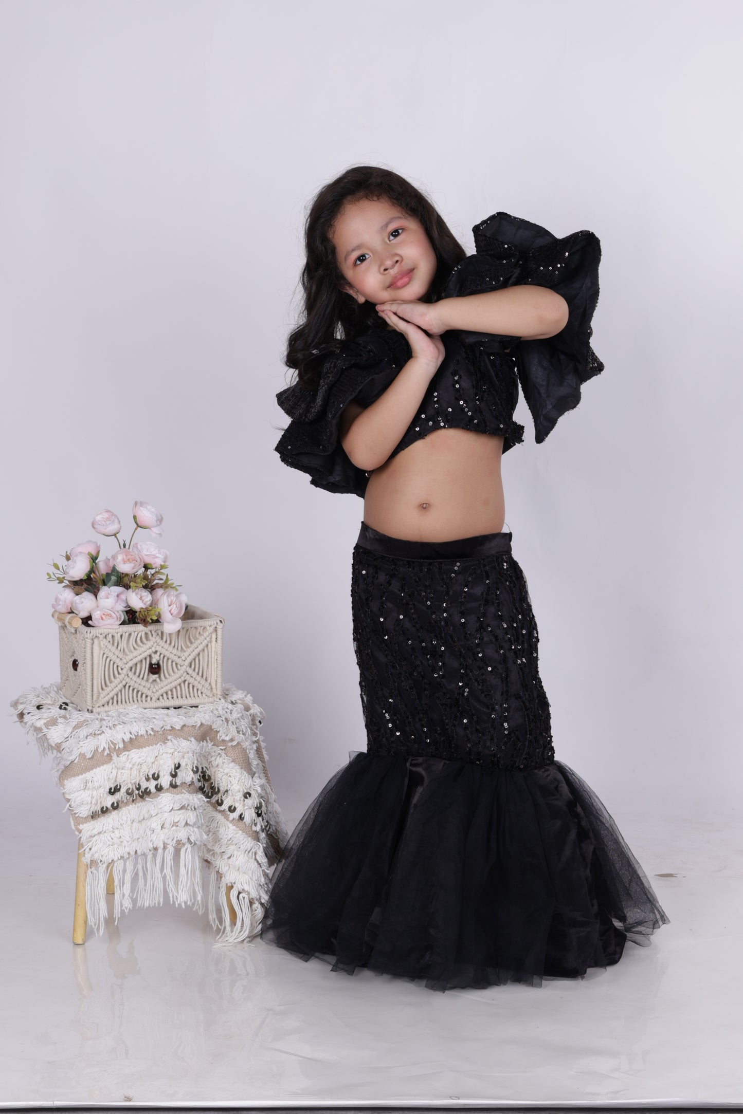 Fish-cut skirt and crop top for girls