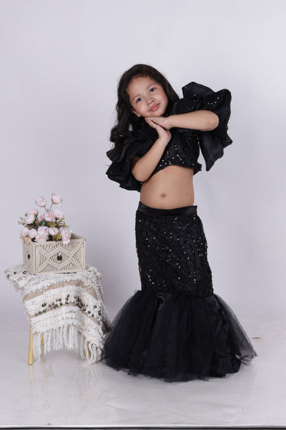 Fish-cut skirt and crop top for girls
