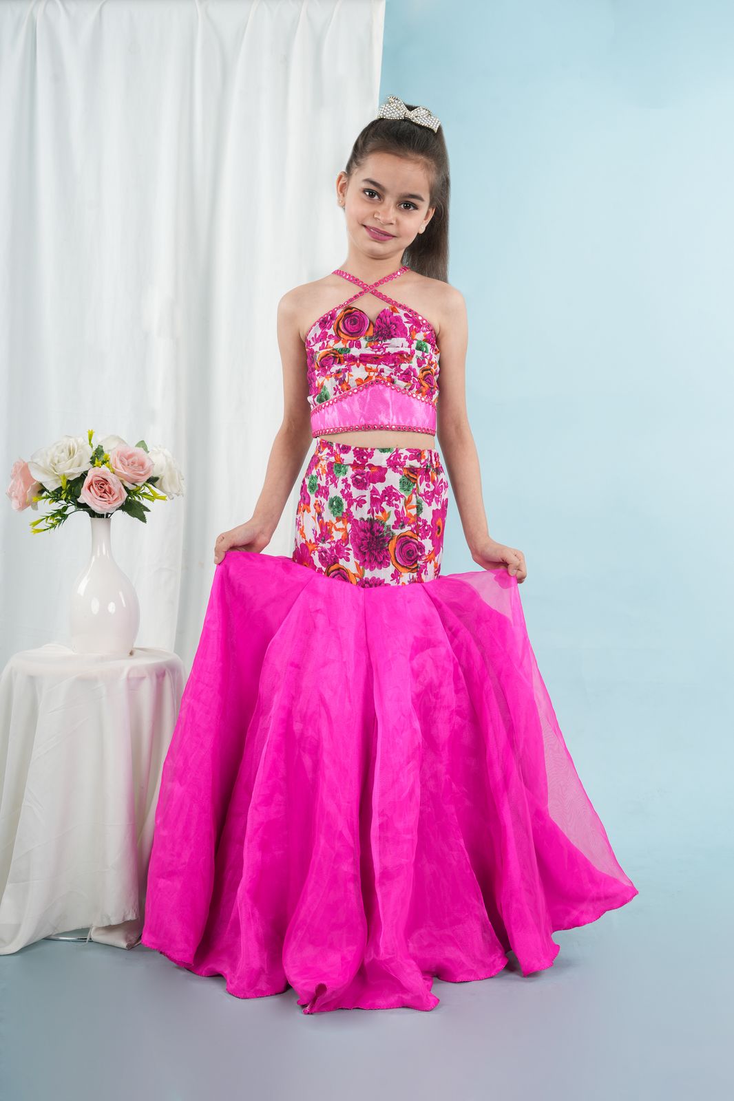 Fish-cut skirt and crop top for girls