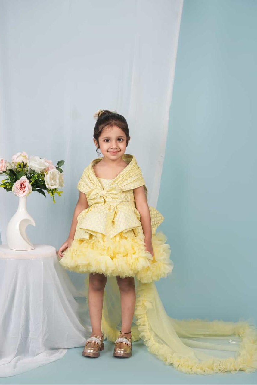 Dress for girls with detachable wire detailing and trail