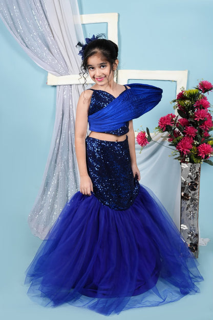 Fish-cut skirt and crop top for girls