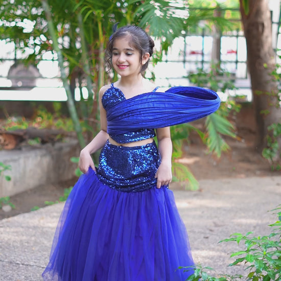 Fish-cut skirt and crop top for girls