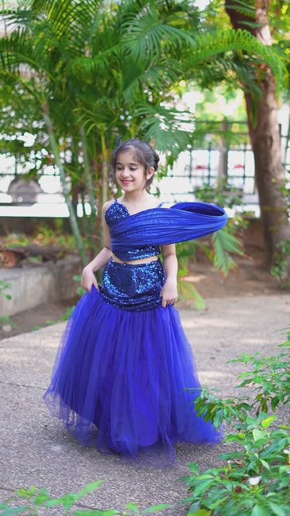 Fish-cut skirt and crop top for girls